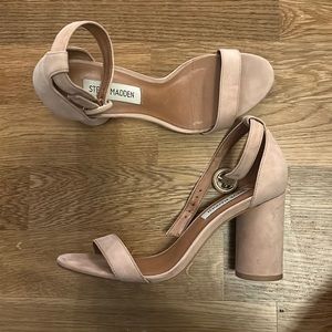Steve Madden “block” heel with ankle strap in a tan/beige color